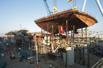 Прикрепленное изображение: GeraldFord_stern_section_installed_Sept12-2011.jpg